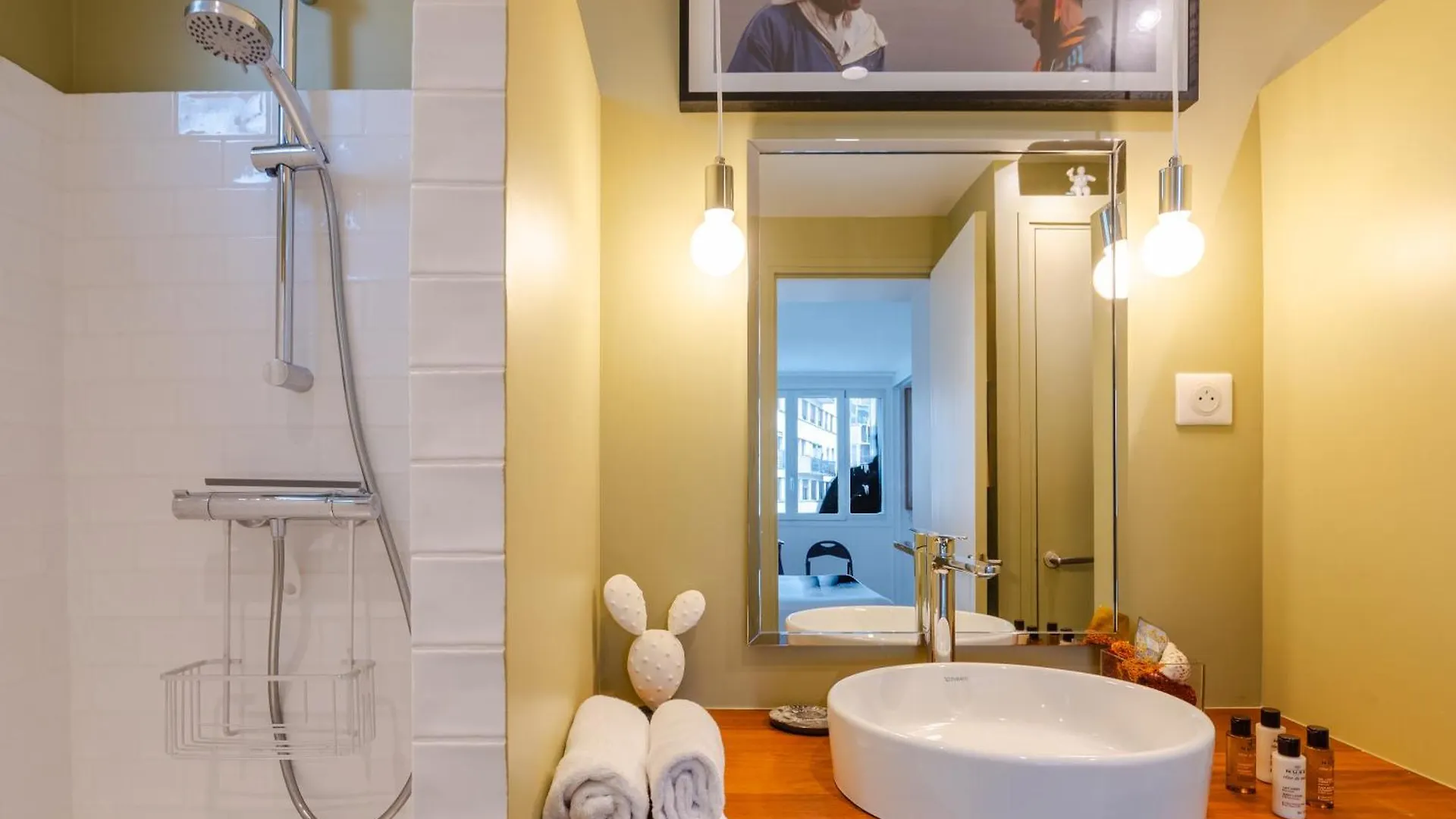 Veeve - Culture And Colour Apartment Paris